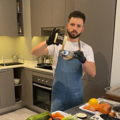 Nico cocinando en vivo en el workshop de Simple y Vivo