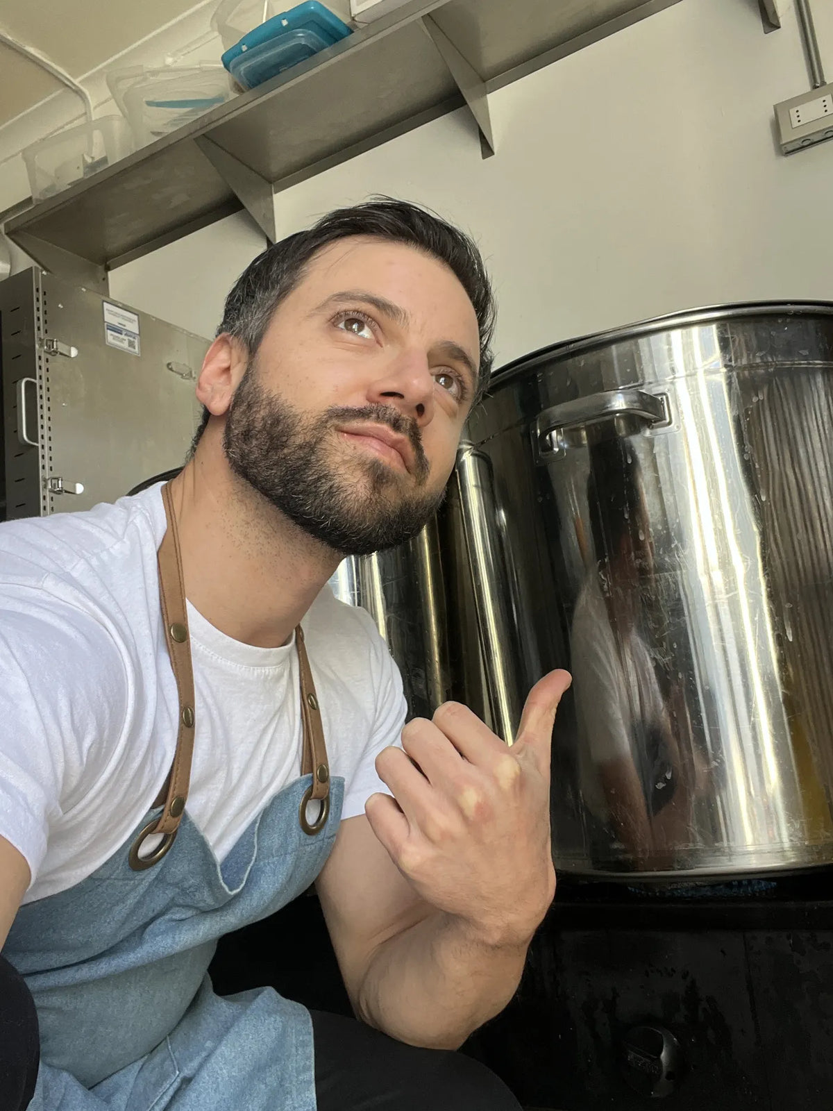 Nico junto a las ollas de la cocina de Simple y Vivo