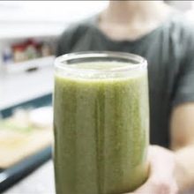Fotograma del primer video del canal de YouTube de Simple y Vivo, un batido verde, 2013