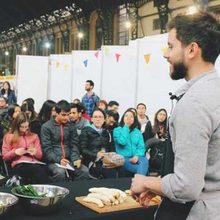 Nico cocinando frente al público en una feria gastronómica en Santiago