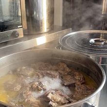 Olla de caldo de huesos en cocción lenta en la cocina de Simple y Vivo