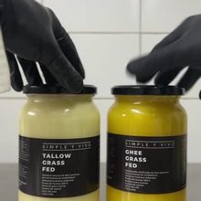 Frascos de ghee y tallow recién envasados en la cocina de Simple y Vivo